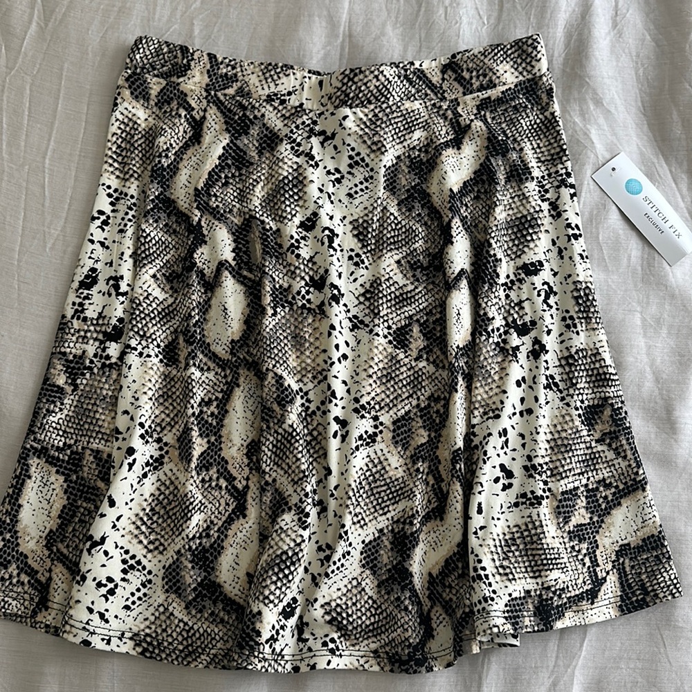 Snake skirt tag on soft material